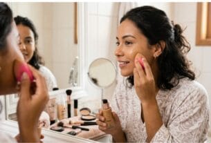 Mulher passando base facial