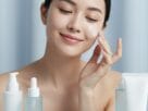 mulher aplicando produtos da rotina K-Beauty com pele iluminada