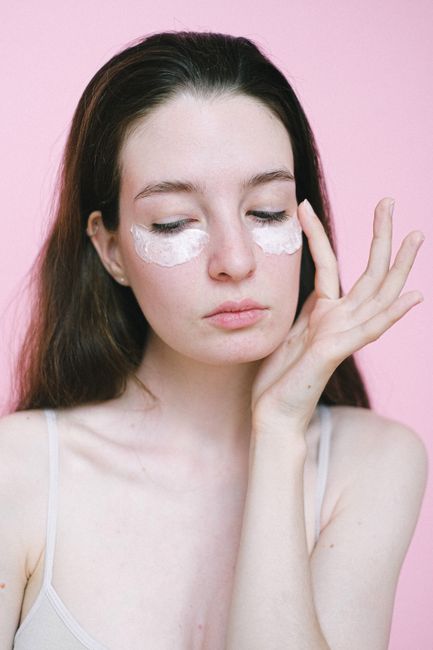 Kit Hidratação Facial + Olhos Anti Sinais Kokeshi Milagre do Arroz 3 Mulher aplicando Kit Hidratação Facial + Olhos Anti Sinais Kokeshi Milagre do Arroz
