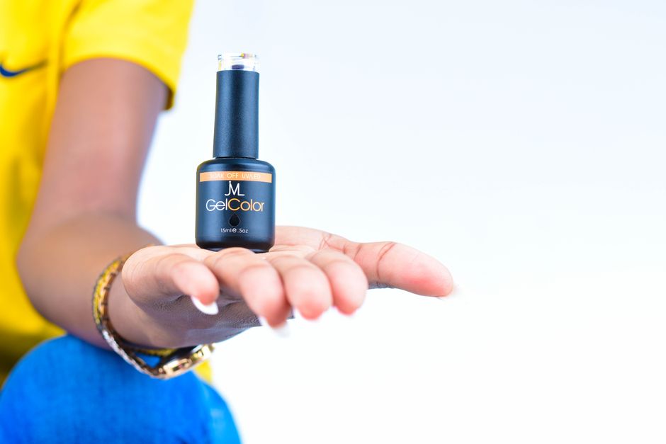 Esmaltes em gel prometem unhas impecáveis por semanas sem cabine UV