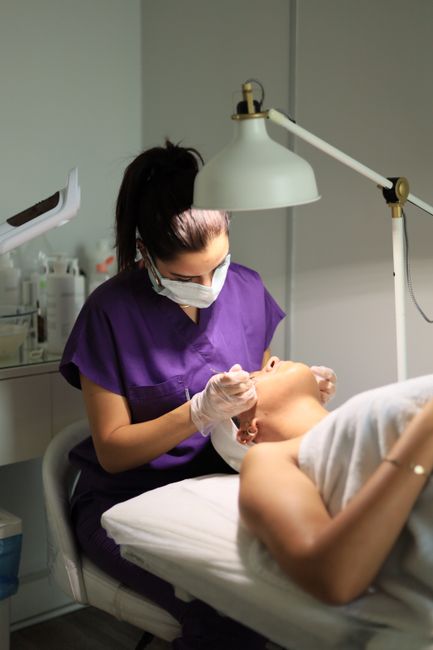 Adeus manchas pós-acne: guia prático para recuperar sua pele 5 dermatologista examinando manchas pós-acne na pele do rosto