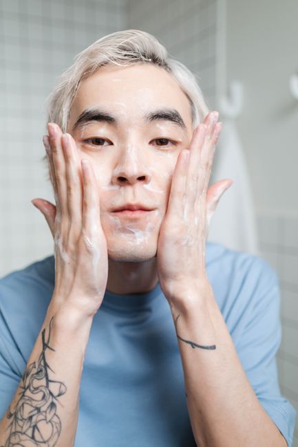 Cuidados essenciais com a pele para homens 2 Homem realizando cuidados pele homens com limpeza facial