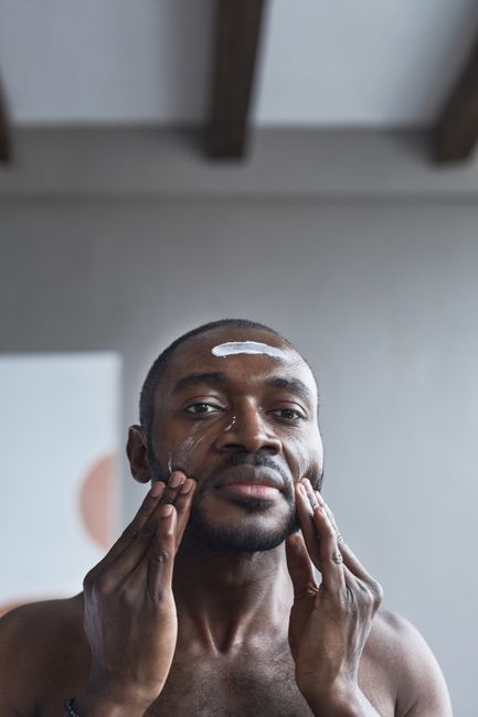 Cuidados essenciais com a pele para homens 6 Rotina de cuidados pele homens com hidratante